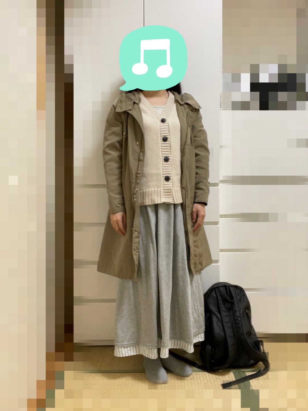 「室内でごめんなさい、淡色コーデ、習い事、ロンT、モッズコート、ニット、スニーカー、ロングコート、GU、ロングスカート」｜「ROPE' PICNICの【撥水・花粉ガード】ライナーフードとりはずしモッズコート（モッズコート、グリーン系）」を使った、むぅたさん（レディース・159cm）の春コーディネートの1枚目の写真