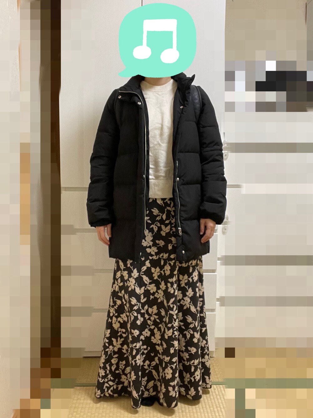 「モノトーン、ニット、スカート、ダウンジャケット、ブーツ、リュック、ニット帽、室内でごめんなさい」｜「UNIQLOのプレミアムラムクルーネックセーター（長袖）　Mサイズ（ニット/セーター、ホワイト系）」を使った、むぅたさん（レディース・159cm）の春コーディネートの1枚目の写真