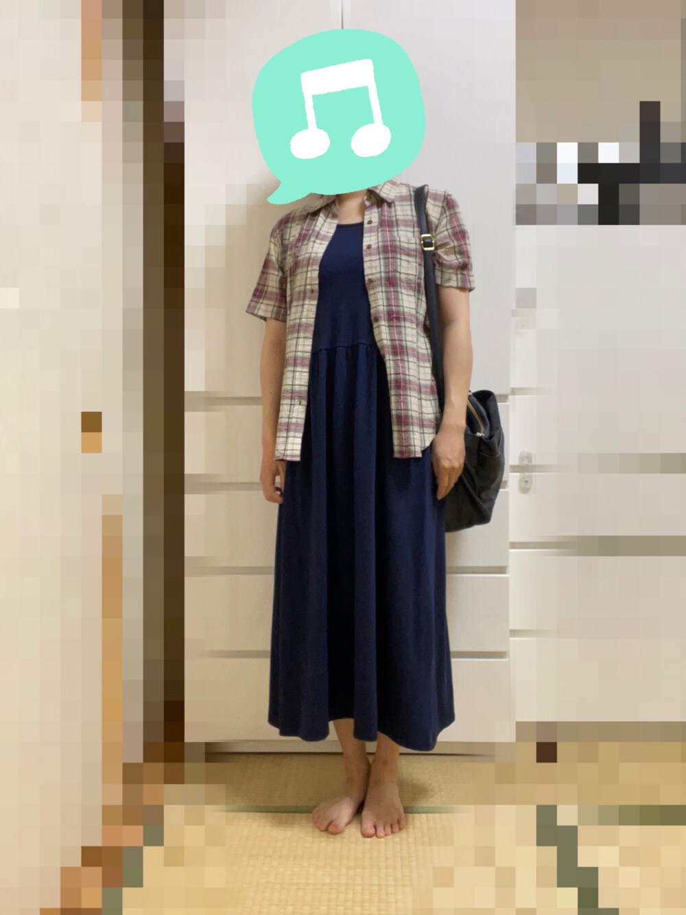 「室内でごめんなさい、タンクトップワンピース、シャツスタイル、ロングワンピース、スクエアバッグ、シンプルコーデ、ショルダーバッグ、チェック」｜「earth music&ecologyのレースプルオーバー+マキシワンピースセット（ワンピース/ドレス、ブルー系）」を使った、むぅたさん（レディース・159cm）の夏コーディネートの1枚目の写真