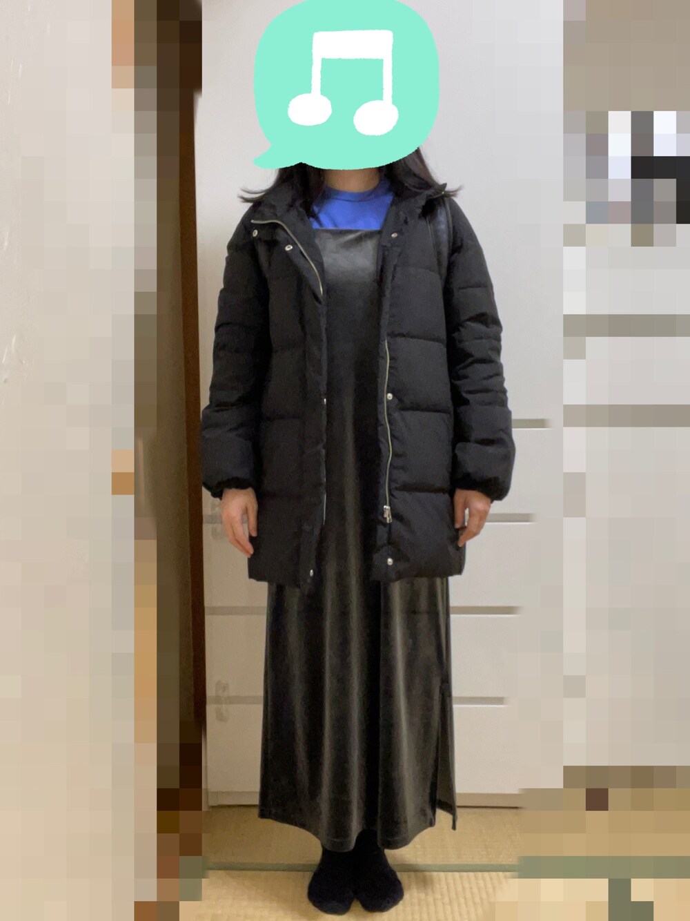 「ニット、ワンピース、ワンポイントカラー、ダウン、ブーツ、GU、リュック、室内でごめんなさい、冬コーデ」｜「UNIQLOのエクストラファインメリノクルーネックセーター（長袖）　Mサイズ（ニット/セーター、ブルー系）」を使った、むぅたさん（レディース・159cm）の冬コーディネートの1枚目の写真