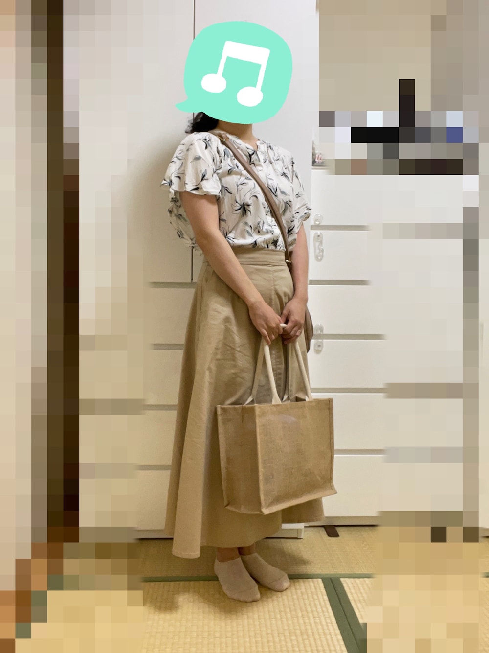 「室内でごめんなさい、淡色コーデ、柄シャツ、ボタニカル柄、習い事、夏セールで買いました、ショルダーバッグ、スニーカー、UNIQLO、プチプラ、ロングスカート」｜「UNIQLOのストレッチコットンブレンドサーキュラースカート（丈標準80.5～84.5cm）　Mサイズ（スカート、ベージュ系）」を使った、むぅたさん（レディース・159cm）の秋コーディネートの1枚目の写真