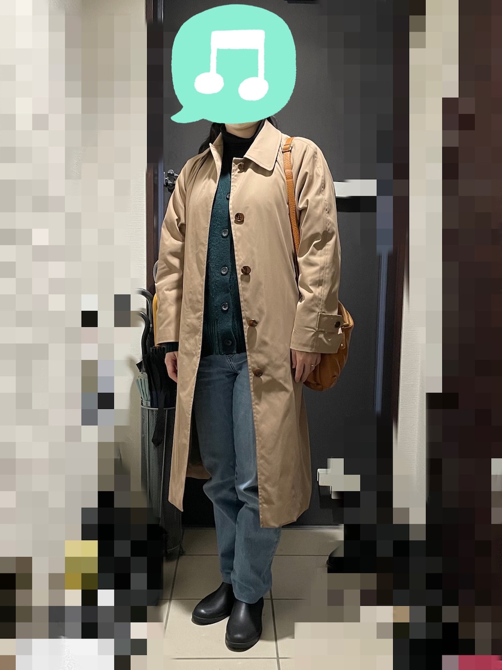 「UNIQLO、デニム、ロングコート、ニット、ショルダーバッグ、プチプラ、レイヤードスタイル、カーディガン、ハンドバッグ」｜「HoneysのＶネックカーデ（カーディガン/ボレロ、グリーン系）」を使った、むぅたさん（レディース・159cm）の冬コーディネートの1枚目の写真