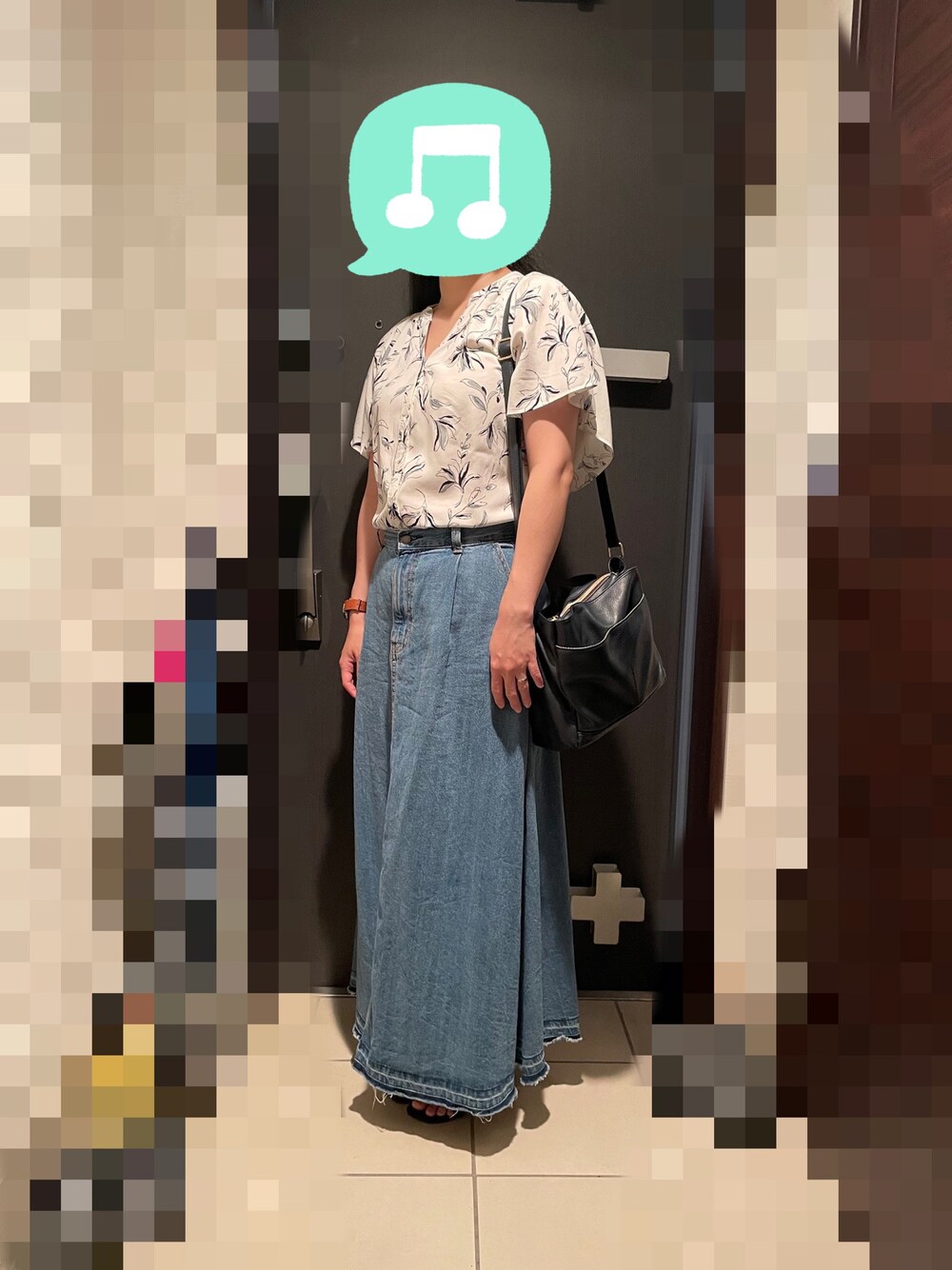 「デート、夏セールで買いました、柄シャツ、タックイン、プチプラ、ショルダーバッグ、マイベストコーデ2022、デニム、GU、ロングスカート」｜「GUのデニムフレアマキシスカート（デニムスカート、ブルー系）」を使った、むぅたさん（レディース・159cm）の秋コーディネートの1枚目の写真