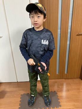 「迷彩のアイテム（Tシャツ/カットソー、グレー系）」を使った、ゆっけさん（キッズ・145cm）の秋コーディネート