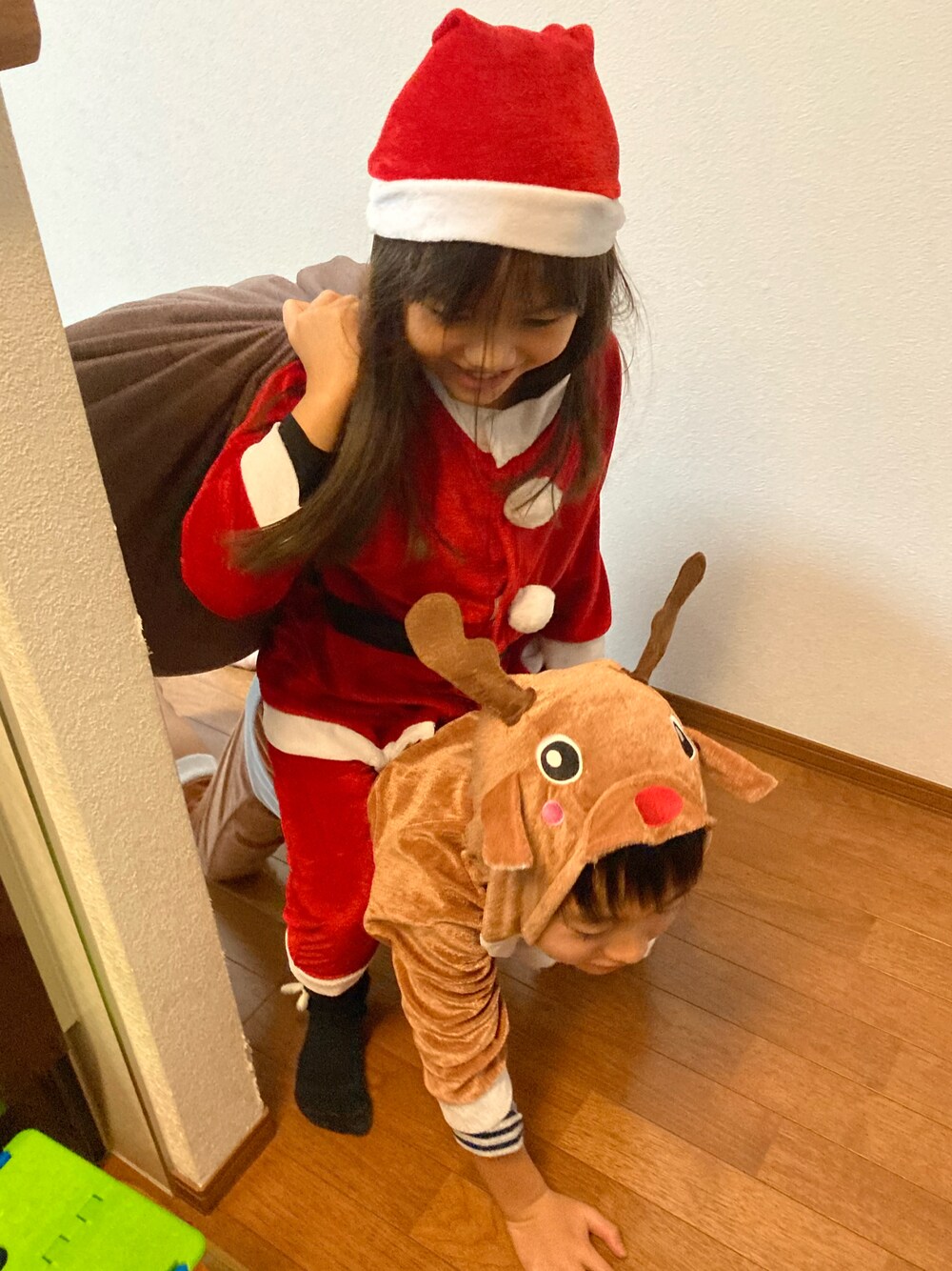「クリスマス、クリスマスに着たい服、クリスマスコーデ、サンタクロース、トナカイ、キッズコーデ、コスプレ」｜「SANTACROCEのアイテム（ルームウェア、レッド系）」を使った、ゆっけさん（キッズ・125cm）の冬コーディネートの1枚目の写真