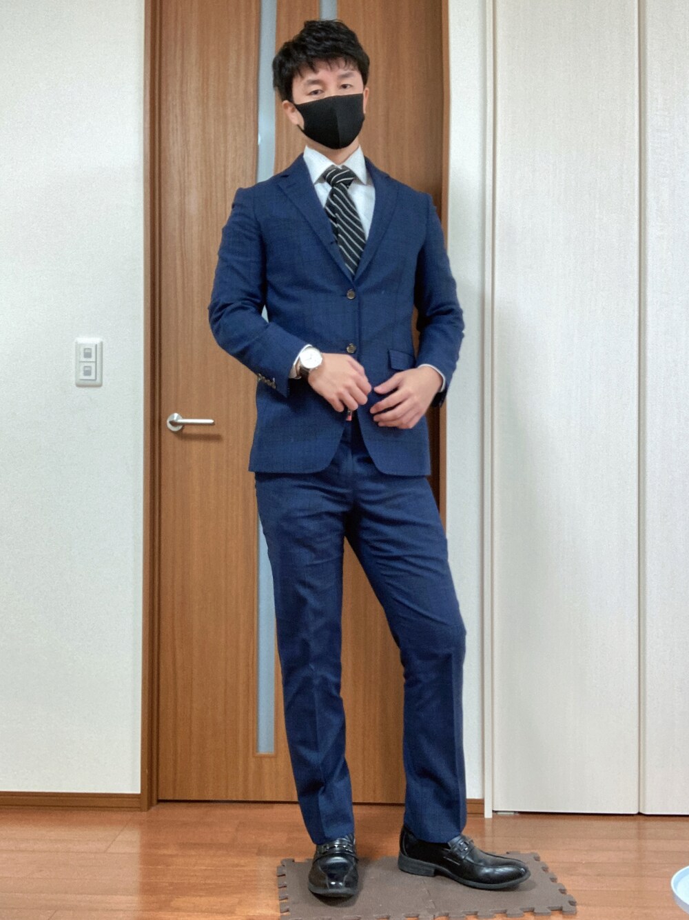 ブルー系のスーツジャケットを着用したメンズの冬コーディネートの1枚目の写真