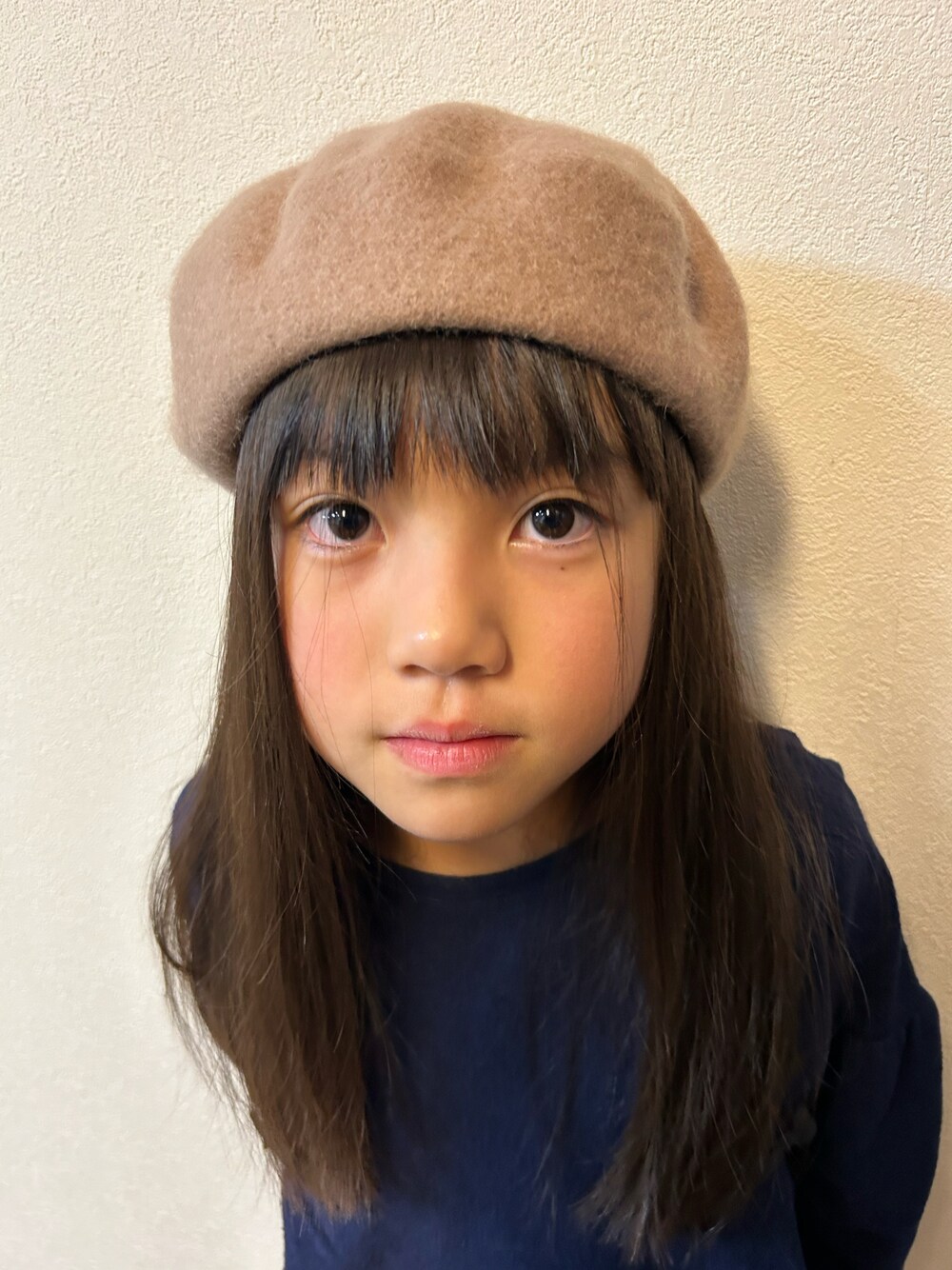ベージュ系のハンチング/ベレー帽を着用したキッズの冬コーディネートの1枚目の写真