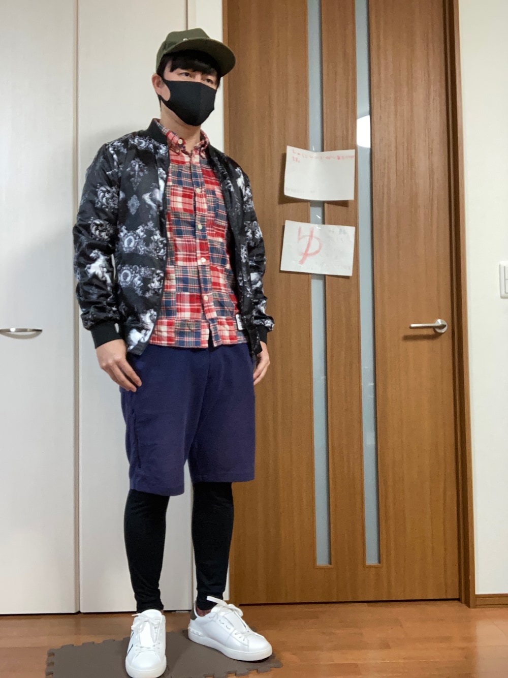 「ナイロンジャケット、ZARA MAN、ZARA、レギンス×ショートパンツ、レギンス、キャップ、チェックシャツ」｜「ZARA MANのアイテム（ナイロンジャケット、ブラック系）」を使った、ゆっけさん（メンズ・174cm）の冬コーディネートの1枚目の写真