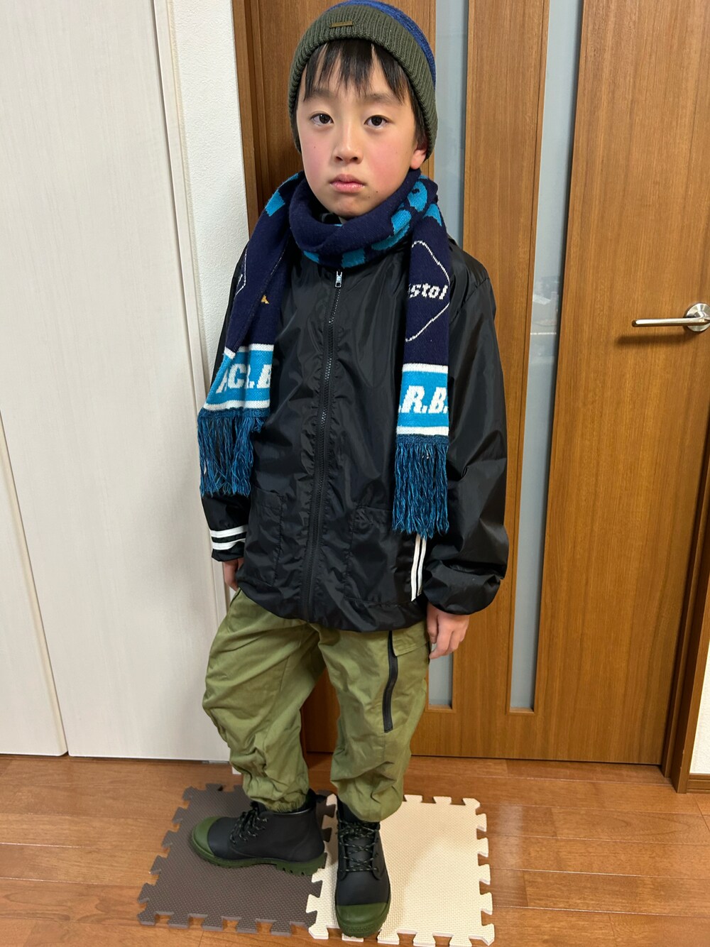 「ミリタリー、ファッションを楽しもう」｜「F.C.Real Bristolのアイテム（マフラー、ブラック系）」を使った、ゆっけさん（キッズ・135cm）の秋コーディネートの1枚目の写真