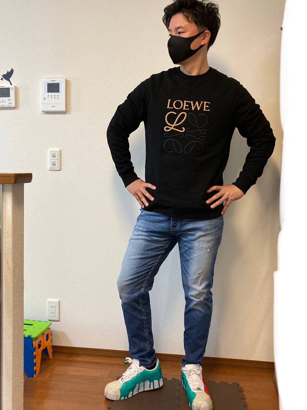 「ストリート、ロエベ、LOEWE、トレーナー、ジーンズ、ナイキ、スニーカー、シンプル、ラグジュアリーストリート」｜「LOEWEのアイテム（スウェット、ブラック系）」を使った、ゆっけさん（メンズ・174cm）の夏コーディネートの1枚目の写真