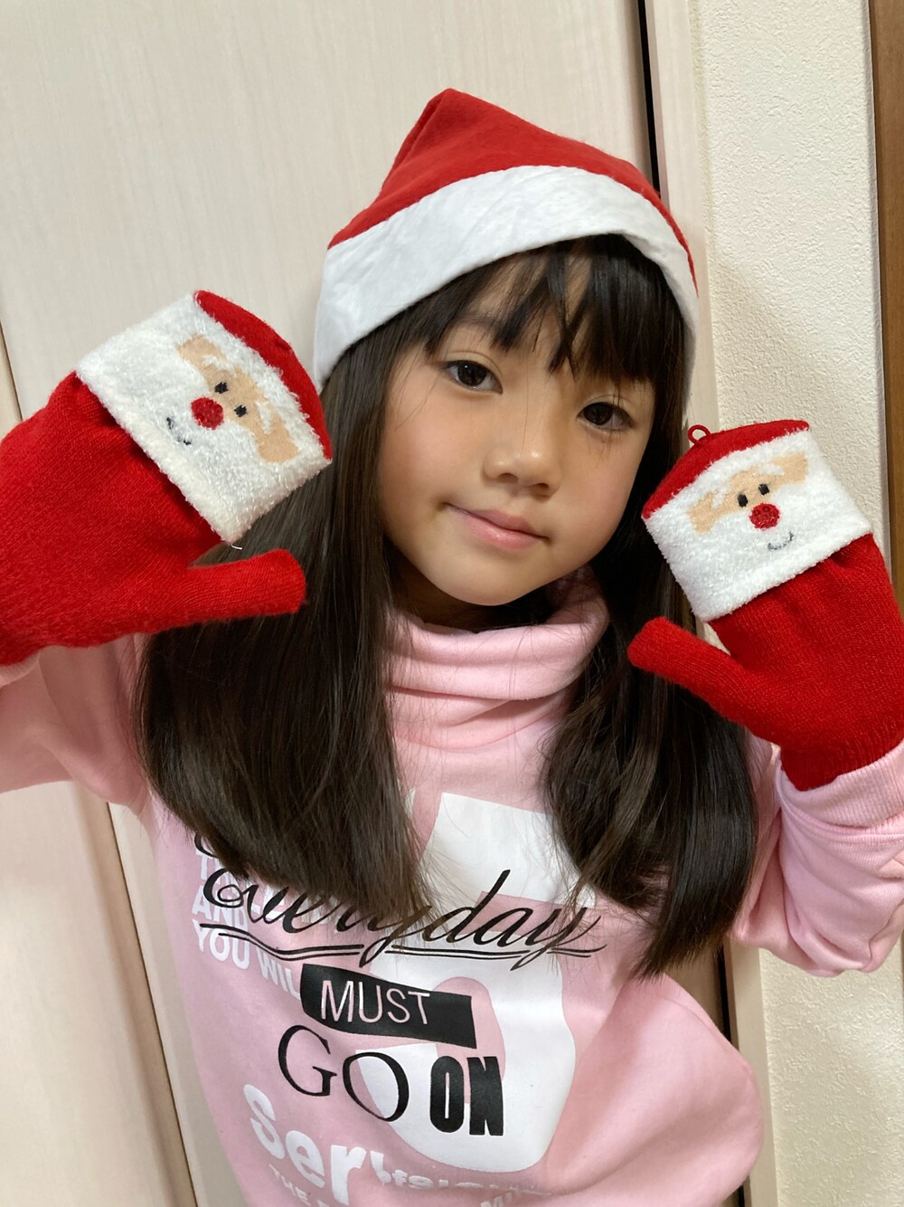 「クリスマス、クリスマスコーデ、手袋、サンタクロース、キッズコーデ、クリスマスに着たい服」｜「SANTACROCEのアイテム（手袋、レッド系）」を使った、ゆっけさん（キッズ・120cm）の冬コーディネートの1枚目の写真