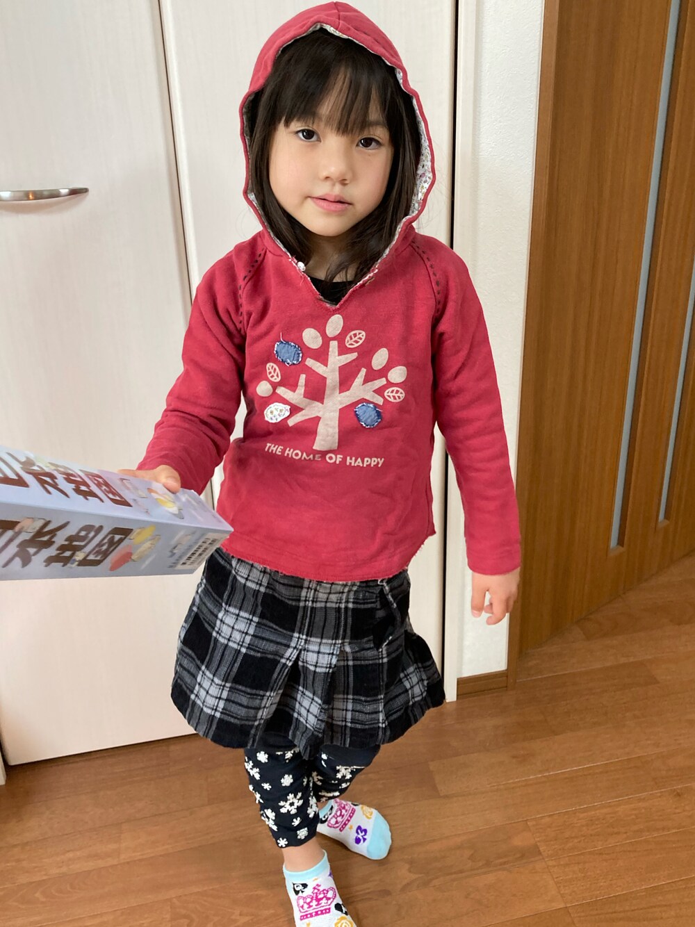 「キッズコーデ、赤ずきん、赤ずきんちゃん、赤、レッド、休日コーデ、おんなのこ、未来のWEARISTAプロジェクト」｜「日本地図の箱のアイテム（雑貨/ホビー、その他）」を使った、ゆっけさん（キッズ・120cm）の冬コーディネートの1枚目の写真