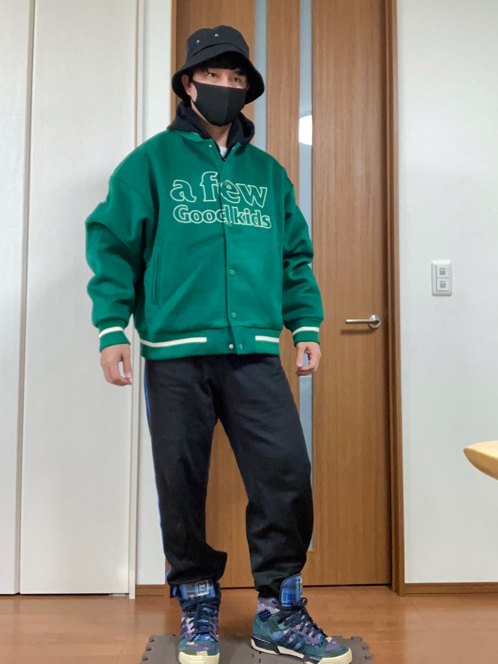 「スタジャン、スウィーツ同盟会」｜「A FEW GOOD KIDSのA FEW GOOD KIDS-エンジェル.スタジアムジャンパー（スタジャン、グリーン系）」を使った、ゆっけさん（メンズ・174cm）の秋コーディネートの1枚目の写真