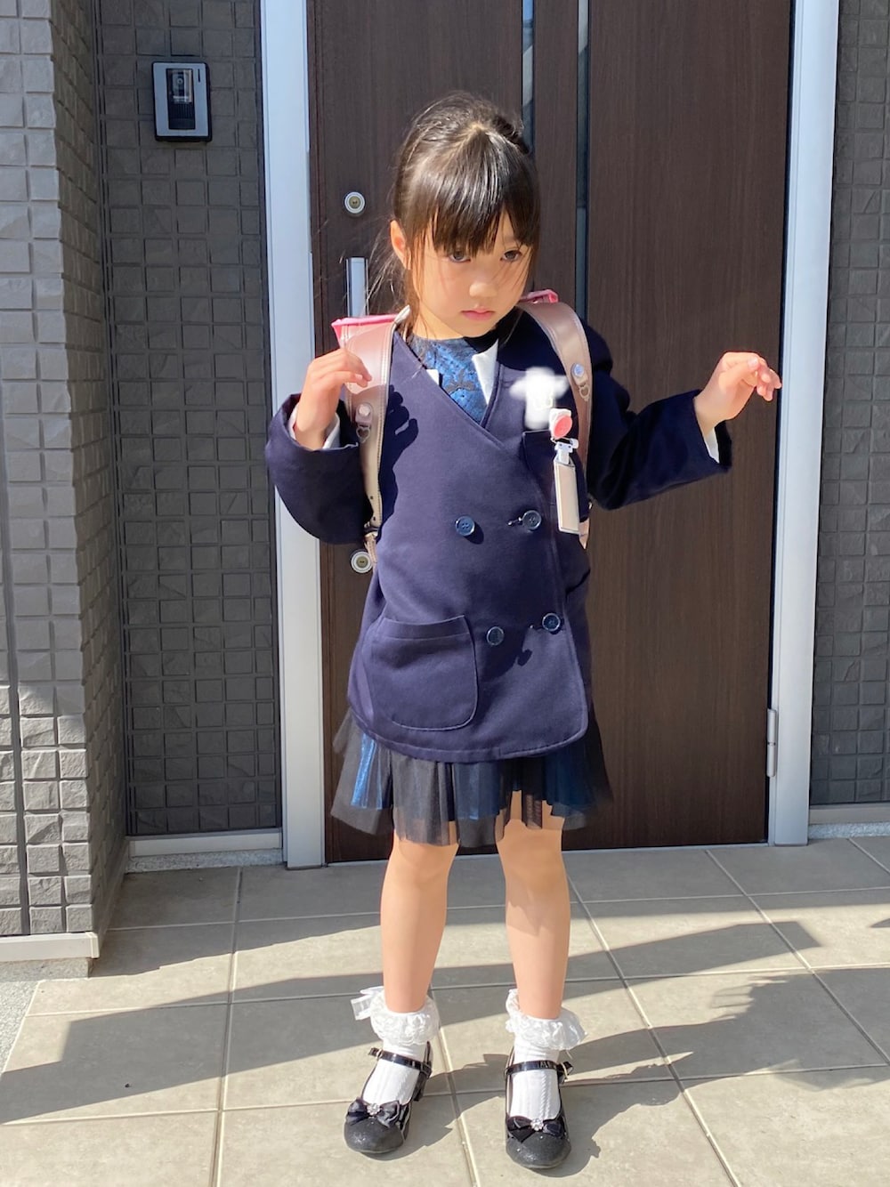 「春コーデ、入学式、ジャケット、キッズコーデ、フォーマル、ランドセル、スカート」｜「制服のアイテム（テーラードジャケット、ブラック系）」を使った、ゆっけさん（キッズ・120cm）の春コーディネートの1枚目の写真