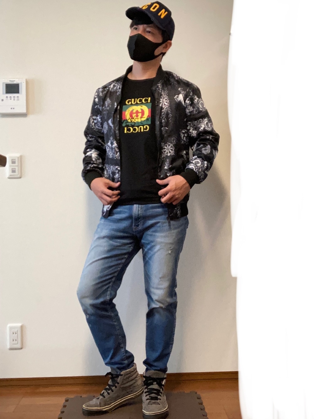 「ストリート、ZARA、きれいめスタイル、デニム、柄物、秋、古着MIX、スニーカー、おしゃれさんと繋がりたい」｜「ZARAのアイテム（ナイロンジャケット、ブラック系）」を使った、ゆっけさん（メンズ・174cm）の秋コーディネートの1枚目の写真