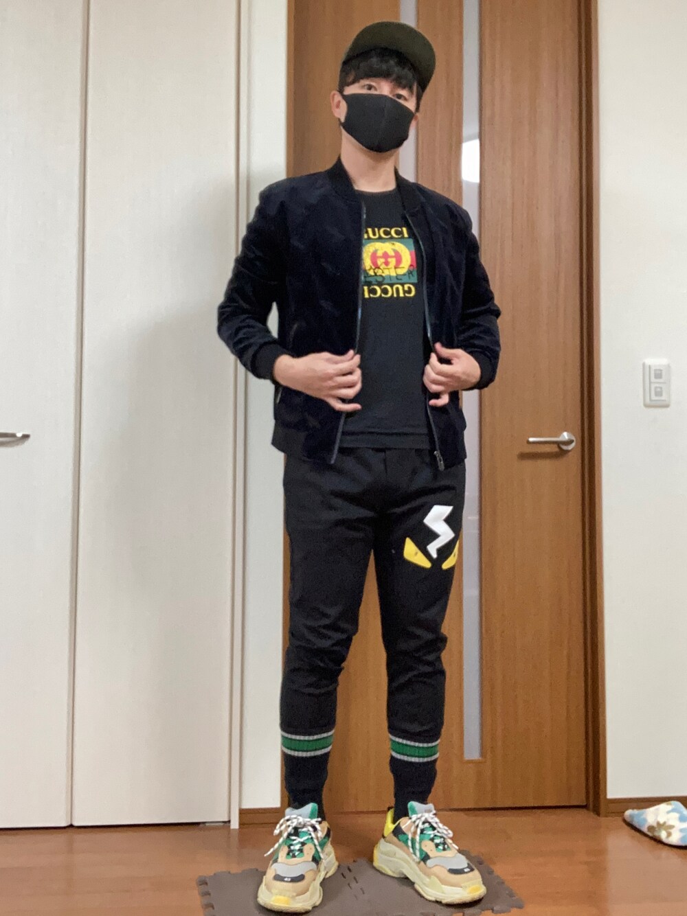 「ブラック、ブラックコーデ、タイト」｜「GIVENCHYのアイテム（キャップ、グリーン系）」を使った、ゆっけさん（メンズ・174cm）の春コーディネートの1枚目の写真