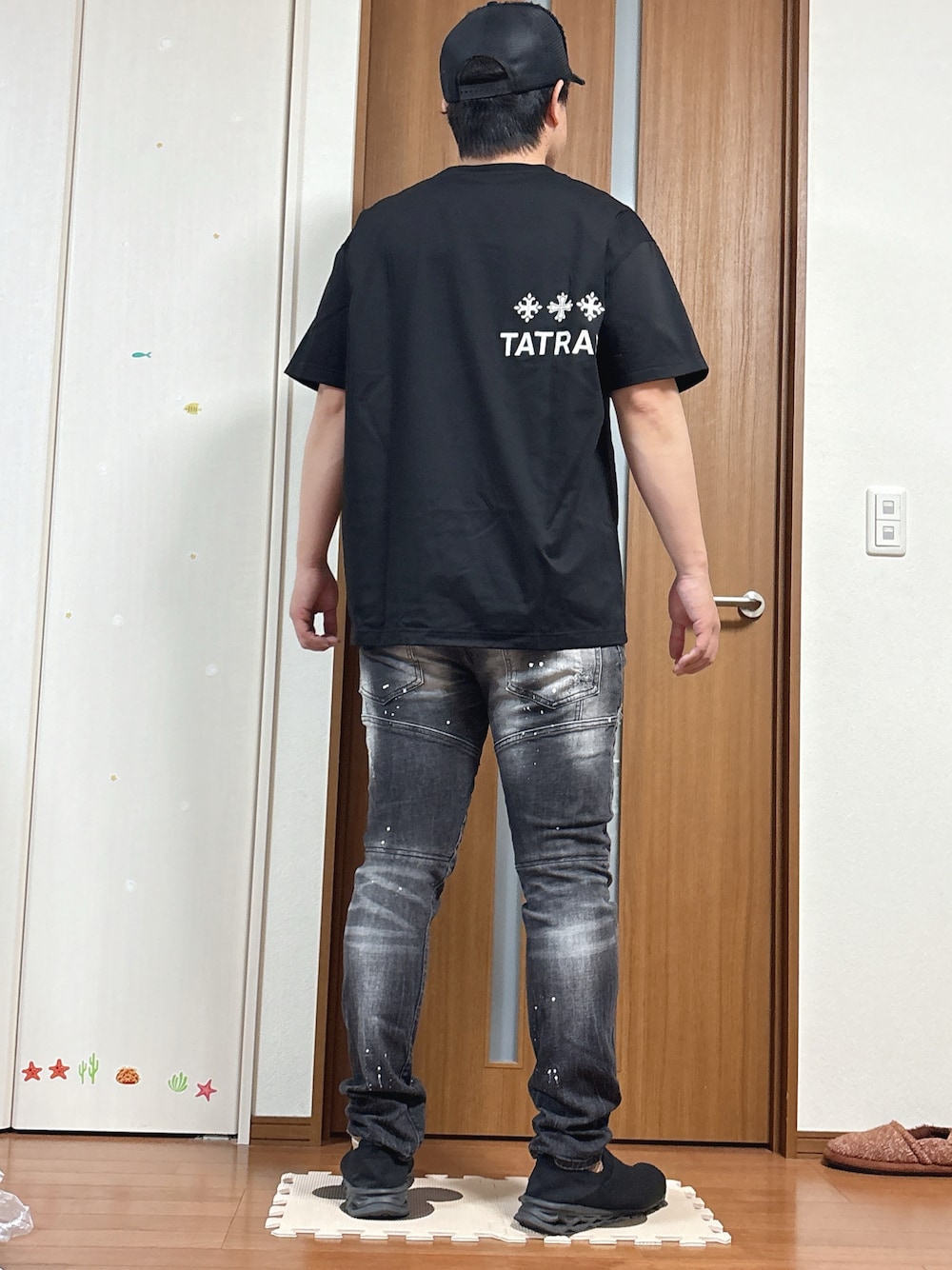 「最近のいい感じコーデ」｜「TATRASのTATRAS ﾇﾝｷ S/S TEE（Tシャツ/カットソー、ブラック系）」を使った、ゆっけさん（メンズ・174cm）の春コーディネートの1枚目の写真