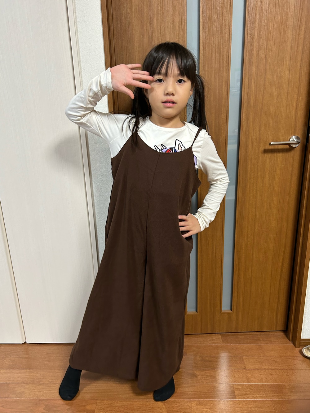 「サロペット、秋冬コーデ、ファッションを楽しもう」｜「NAVYのアイテム（サロペット/オーバーオール、ブラウン系）」を使った、ゆっけさん（キッズ・125cm）の秋コーディネートの1枚目の写真