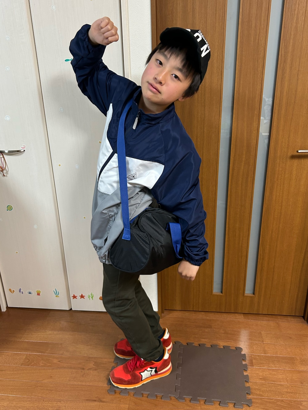 「Atlantic STARSのORIGINAL - ANTARES Vibram Sole | オリジナル - アンタレス ビブラムソール（スニーカー、レッド系）」を使った、ゆっけさん（メンズ・174cm）の春コーディネートの1枚目の写真