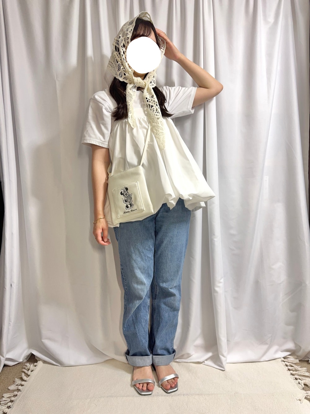 「オトナカジュアル、キレイめコーデ、レディースファッション、夏だ！Tシャツ着よう！、白シャツ、白Tシャツ、ビスチェ、バルーンシルエット、バルーントップス、ビスチェ×デニム、デニムパンツ、サングラス、サンダル、スカーフ」｜「KOBE LETTUCEの[選べる2タイプ]我慢不要のクッション入りフラット華奢サンダル（サンダル、シルバー系）」を使った、rannpu_tさん（レディース・155cm）の春コーディネートの1枚目の写真