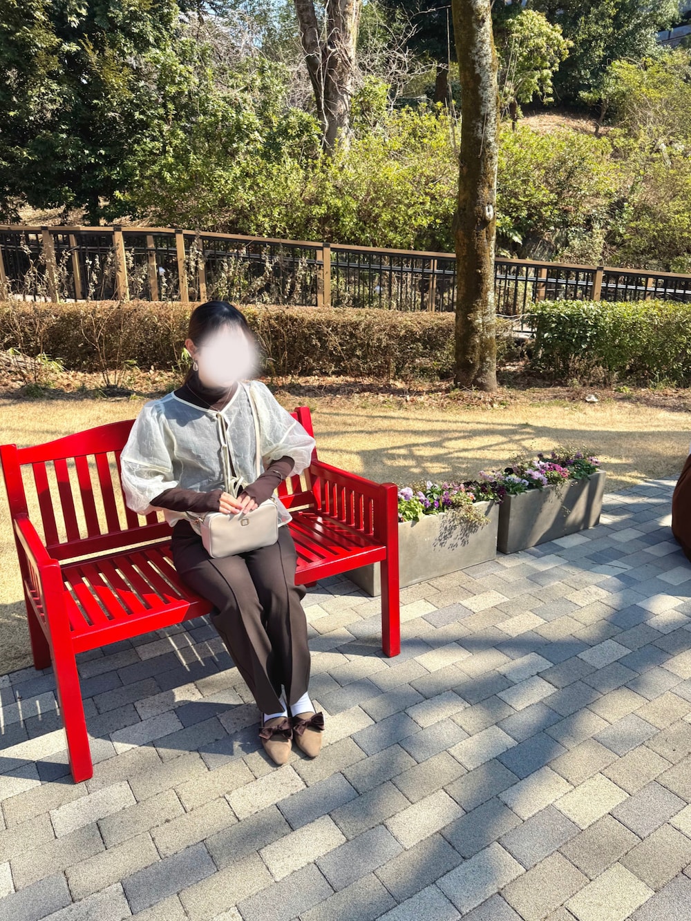 「春めき満開コーデ、大人コーデ、大人可愛い、大人女子、オトナ女子、きれいめコーディネート、低身長女子、155㎝コーデ、レイヤードコーデ、シアーシャツ、ブラウン、パンツスタイル、パンツコーデ、おしゃれさんと繋がりたい」｜「JUNOAHのワッシャーシアー2wayリボンブラウス（シャツ/ブラウス、ベージュ系）」を使った、rannpu_tさん（レディース・155cm）の春コーディネートの1枚目の写真