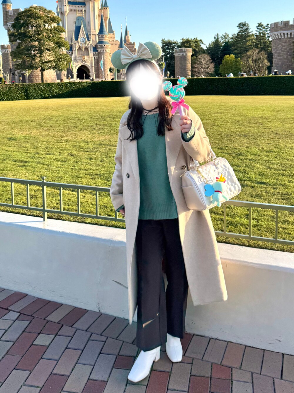 「オトナカワイイ、大人可愛い、きれいめコーディネート、きれいめカジュアル、楽チンコーデ、低身長女子、低身長コーデ、155㎝コーデ、パンツコーデ、チョーカー、ベージュ、ロングコート、ニット/セーター、ブーツ」｜「apart by lowrysのアイテム（ニット/セーター、グリーン系）」を使った、rannpu_tさん（レディース・155cm）の春コーディネートの1枚目の写真