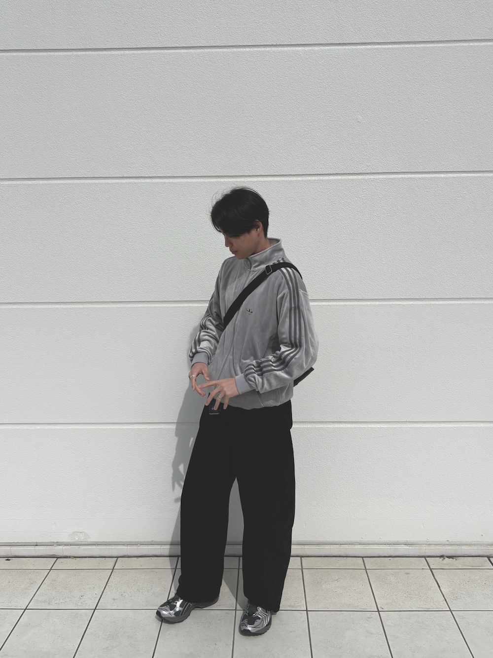 「最近のいい感じコーデ、アイテム紹介、大人カジュアルスタイル、韓国ファッション、2カラーコーデ」｜「adidasのadidas/アディダス ORI BB VELOUR TT ベロア トラックジャケット（ジャージ、シルバー系）」を使った、TIMIさん（メンズ・177cm）の春コーディネートの1枚目の写真