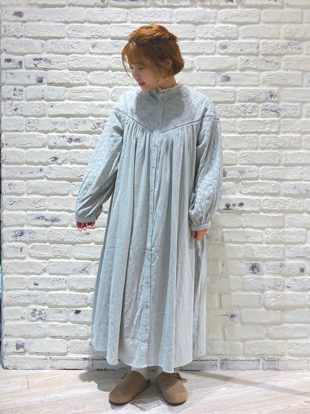 「春コーデ、ワンピーススタイル、花刺繍、起毛素材、淡色コーデ、フリルインナー、ナチュラル、ガーリー、Samansa Mos2、サマンサ モスモス(Samansa Mos2)、SM2、私の推しブランド」｜「Samansa Mos2の中ボアコンフォートサンダル（サンダル、ベージュ系）」を使った、き む ら ゆ りさん（レディース・152cm）の冬コーディネートの1枚目の写真
