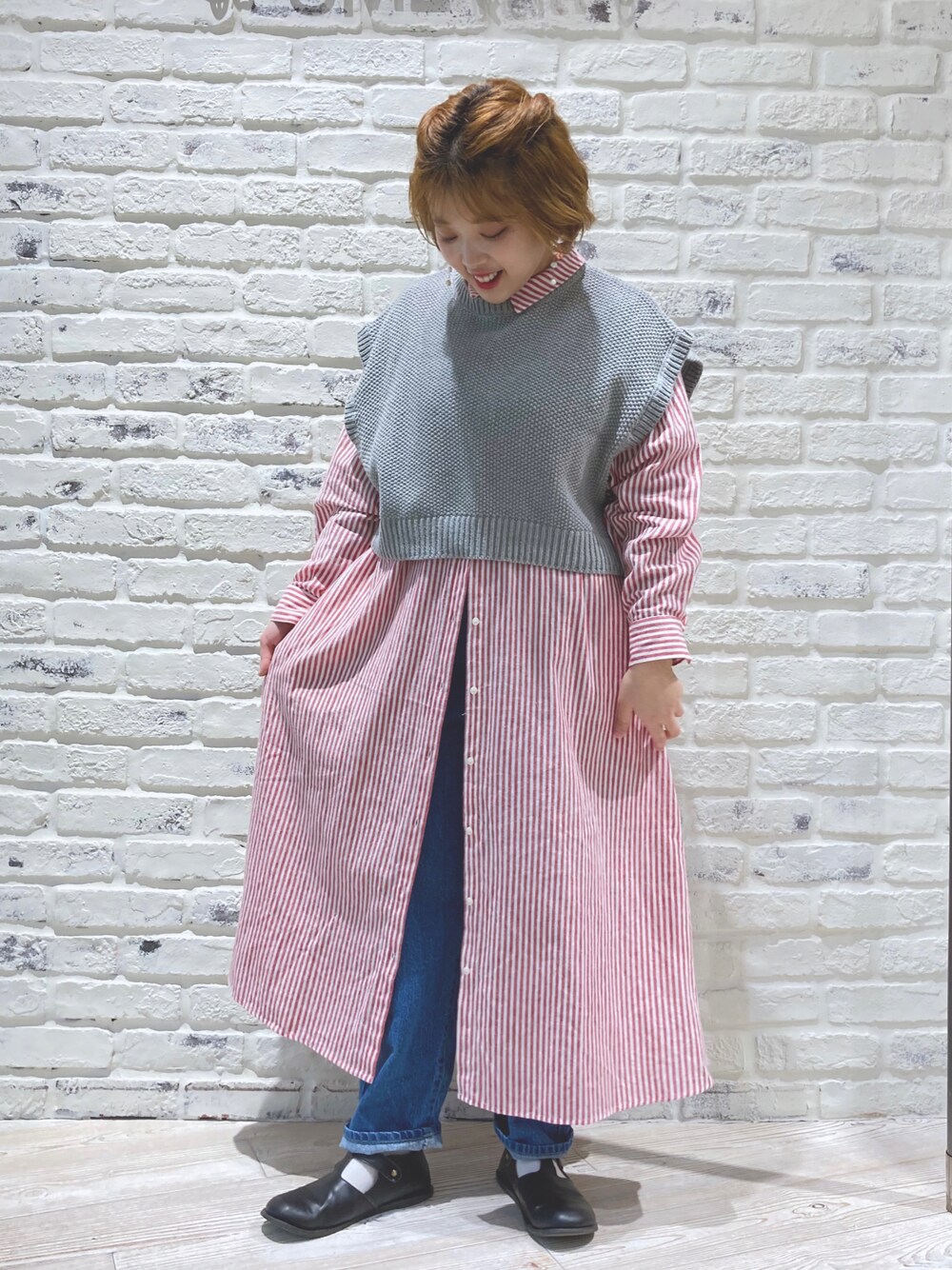 「春コーデ、グレー、カラーコーデ、シャツワンピース、ストライプ、デニム、アレンジ、Samansa Mos2、サマンサ モスモス(Samansa Mos2)、SM2」｜「Samansa Mos2のカノコニットベスト（ベスト、グレー系）」を使った、き む ら ゆ りさん（レディース・152cm）の冬コーディネートの1枚目の写真