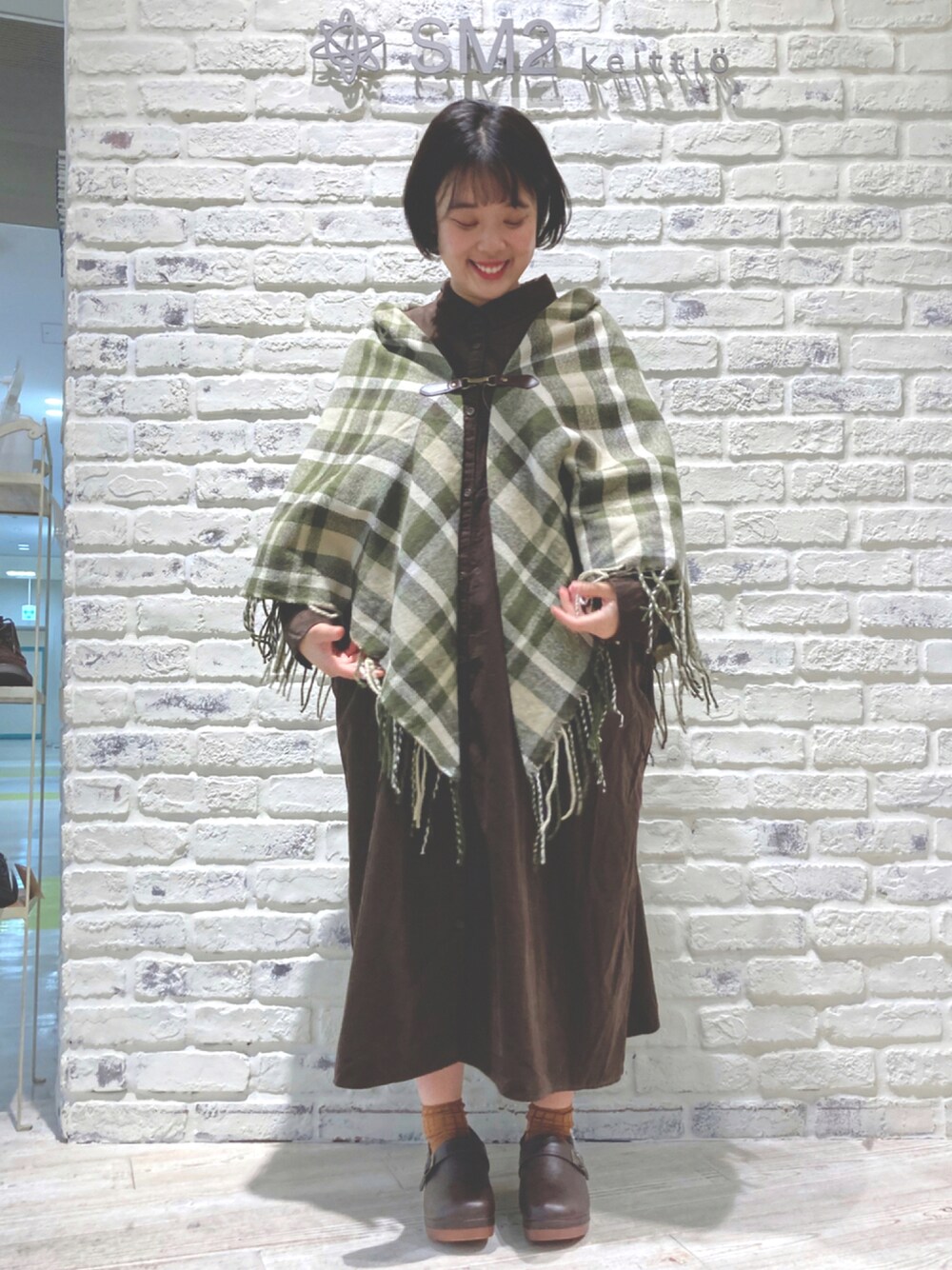 「シンプルコーデ、秋冬コーデ、マフラー、サマンサ モスモス(Samansa Mos2)、Samansa Mos2、SM2」｜「Samansa Mos2のベルトサボシューズ（サンダル、ブラウン系）」を使った、き む ら ゆ りさん（レディース・152cm）の秋コーディネートの1枚目の写真