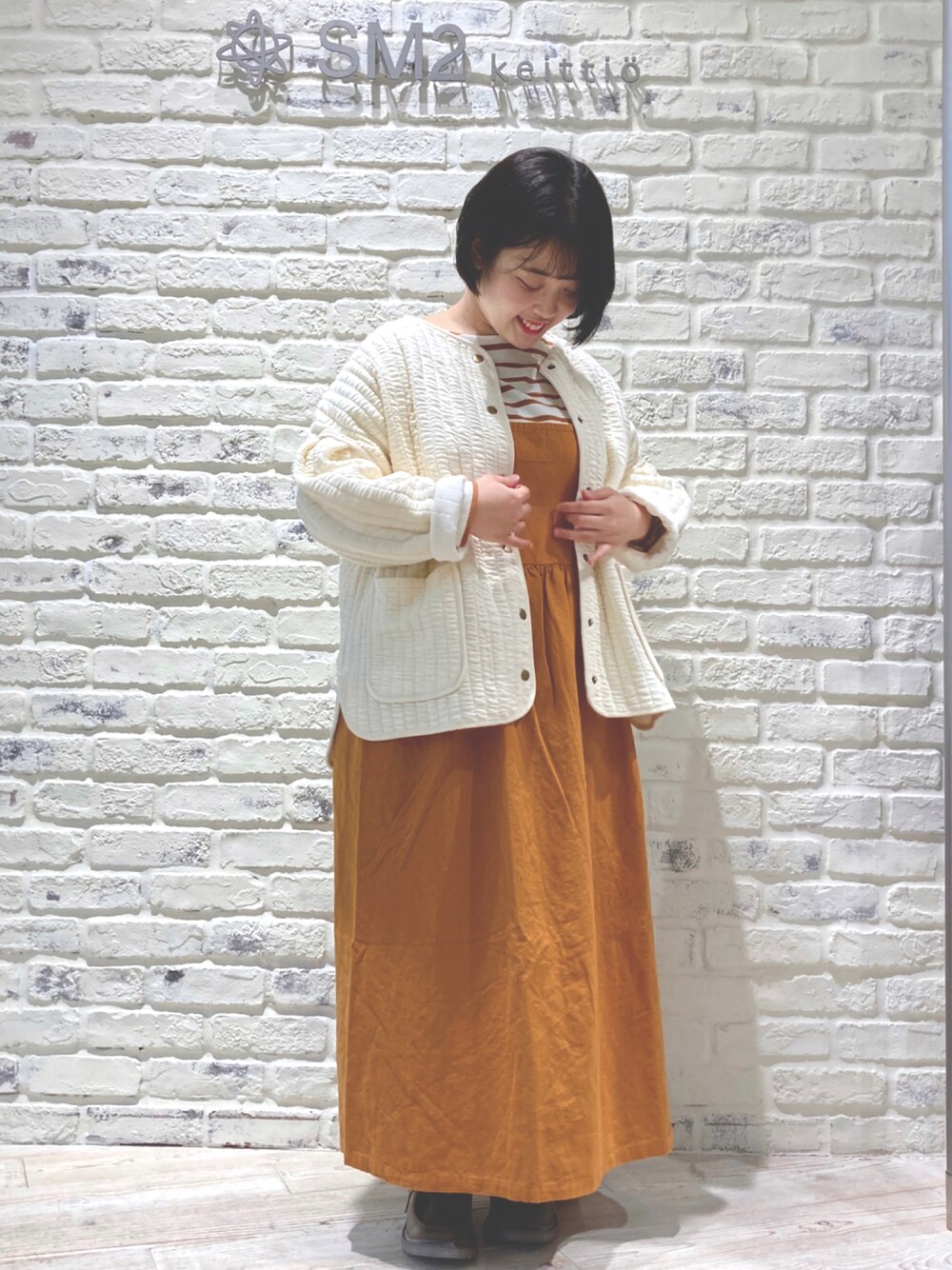 「ビタミンカラー、オレンジ、カーディガン、バックスタイル、Samansa Mos2、サマンサ モスモス(Samansa Mos2)、SM2」｜「Samansa Mos2のバックリボンジャンパースカート（ジャンパースカート、オレンジ系）」を使った、き む ら ゆ りさん（レディース・152cm）の秋コーディネートの1枚目の写真