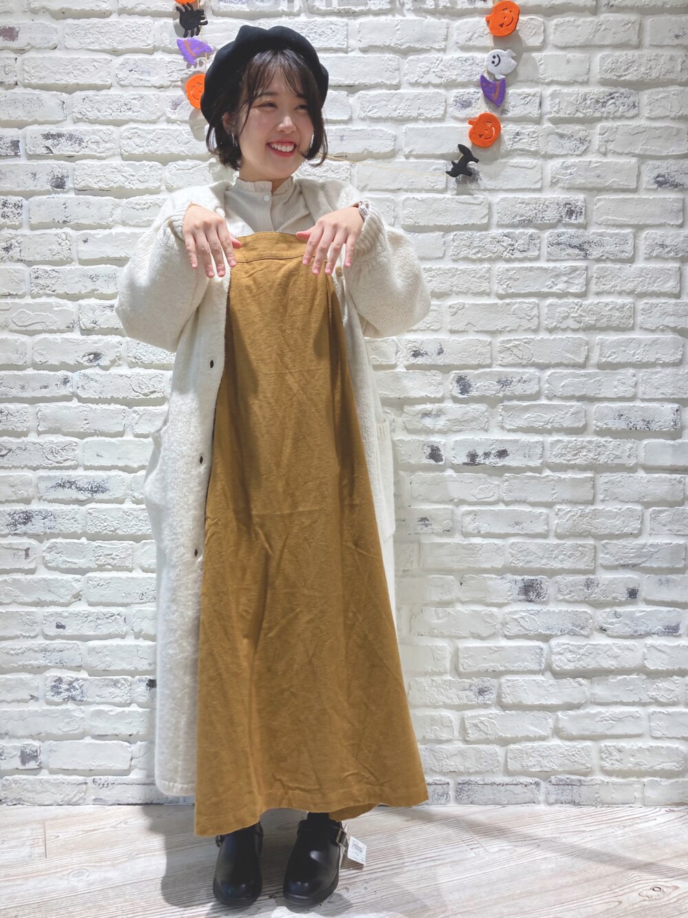 「ニットカーディガン、ハロウィン、SM2、サマンサ モスモス(Samansa Mos2)、Samansa Mos2、おばけ、wearhalloween2021」｜「Samansa Mos2のウールタックベレー帽（ハンチング/ベレー帽、ブラック系）」を使った、き む ら ゆ りさん（レディース・152cm）の秋コーディネートの1枚目の写真
