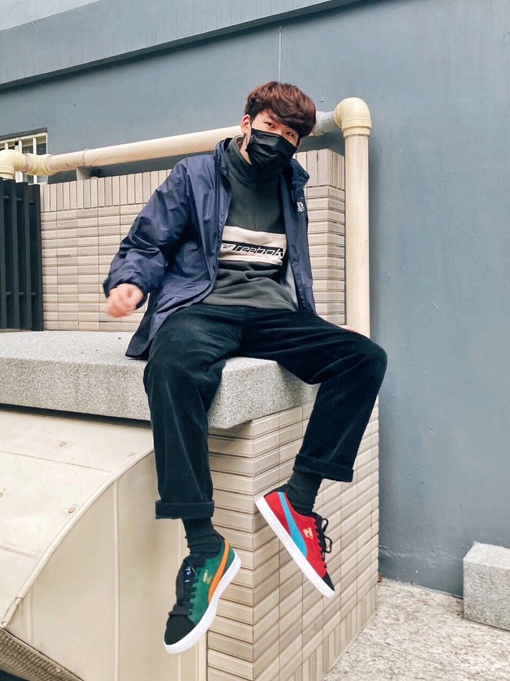 「夏、vintage、reebok、PUMA、古著、ootd、DARK、休閒、球鞋、vintage style、古著MIX、街頭穿搭、古著混搭、古著男子」｜「Reebokのアイテム（その他トップス、ブルー系）」を使った、Geneさん（メンズ・177cm）の秋コーディネートの1枚目の写真