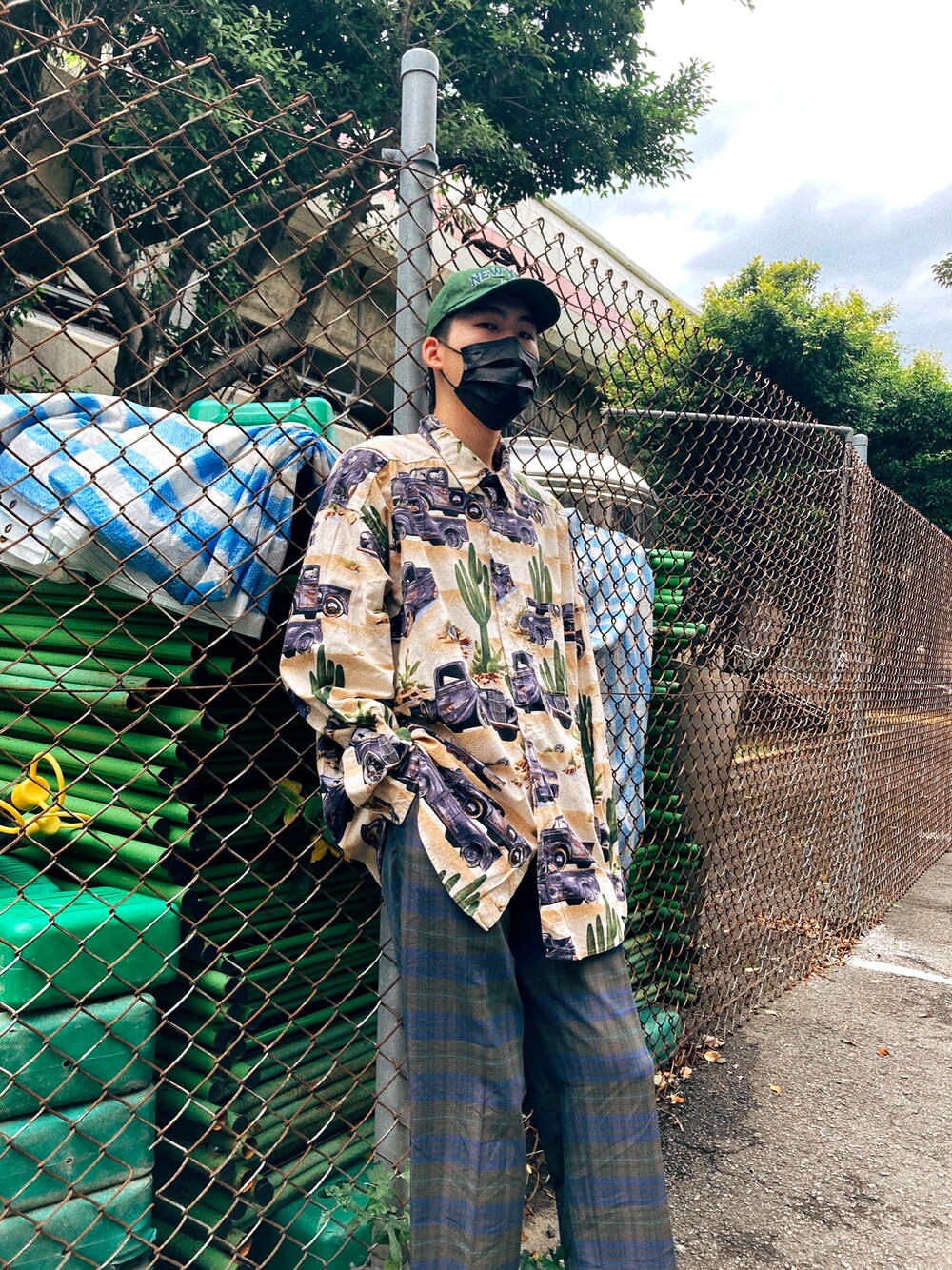 「ootd、街頭穿搭、復古、古着MIX、古着、古着男子、古着風、vintage、vintage style、Vintage mix、VINTAGE」｜「VINTAGEのアイテム（キャップ、グリーン系）」を使った、Geneさん（メンズ・177cm）の秋コーディネートの1枚目の写真