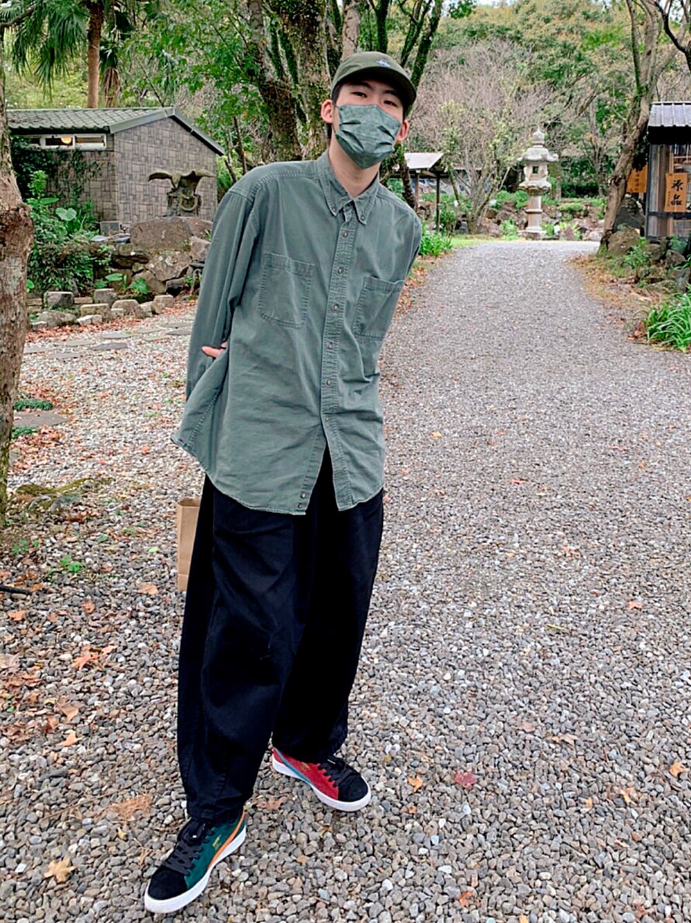 「ootd、休閒、復古、oversize、green、vintage、vintage style、古著、古著男子、古著MIX、古著襯衫、niko and ...、VINTAGE、PUMA」｜「VINTAGEのアイテム（シャツ/ブラウス、グリーン系）」を使った、Geneさん（メンズ・177cm）の秋コーディネートの1枚目の写真