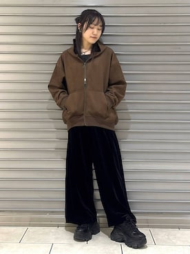 パーカー（ブラウン系）を使った「ベロアパンツ」の人気ファッション