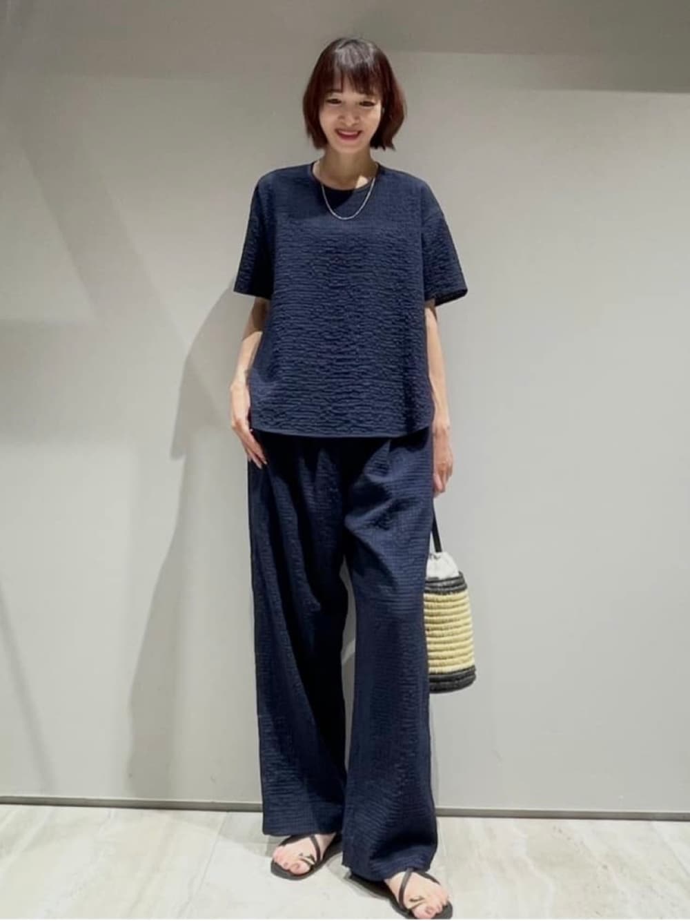 ブルー系のその他パンツ、ブルー系のTシャツ/カットソー、シルバー系のネックレスを着用したレディースの夏コーディネートの1枚目の写真