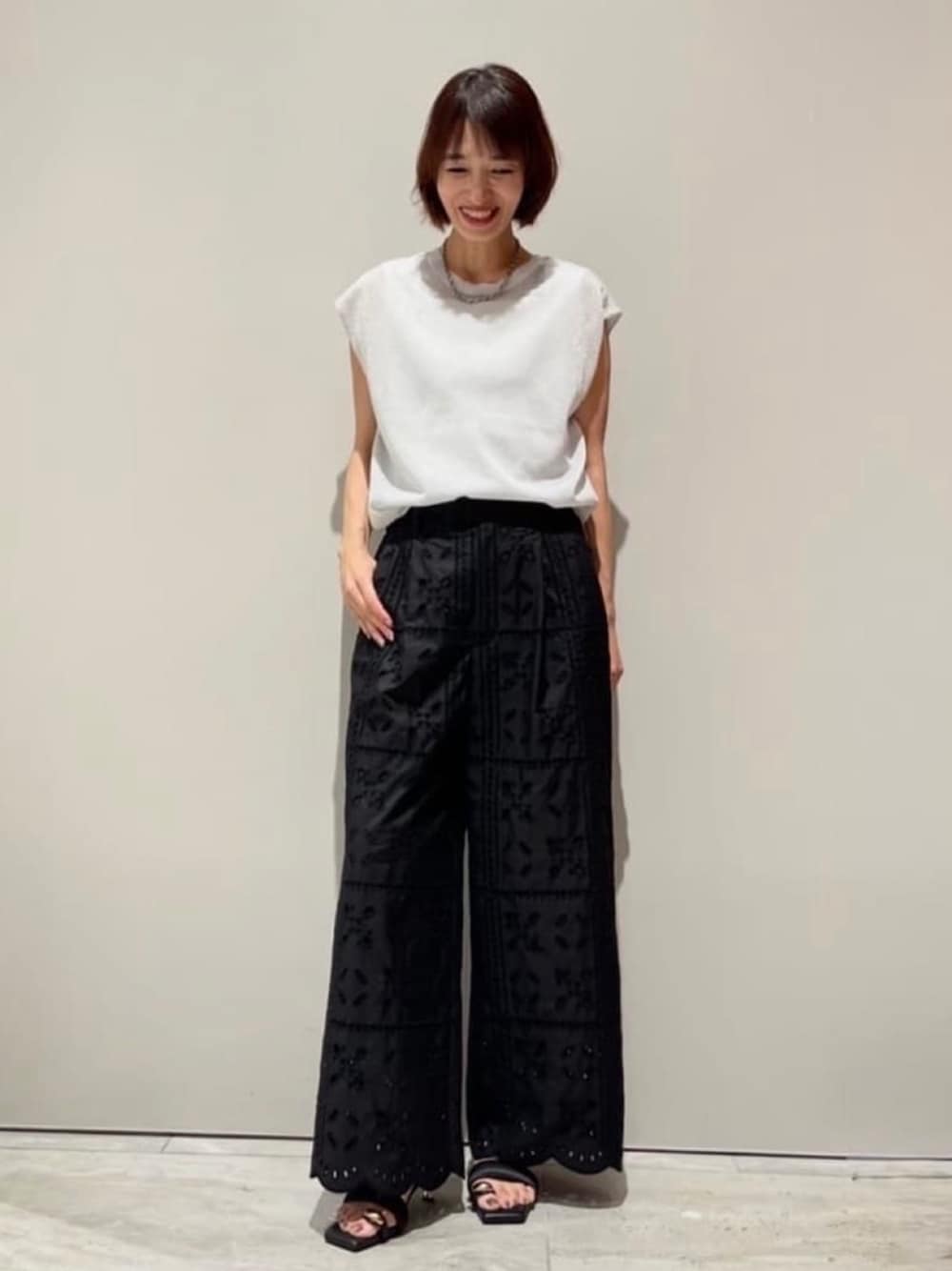 ブラック系のその他パンツ、シルバー系のタンクトップ、ホワイト系のタンクトップを着用したレディースの夏コーディネートの1枚目の写真
