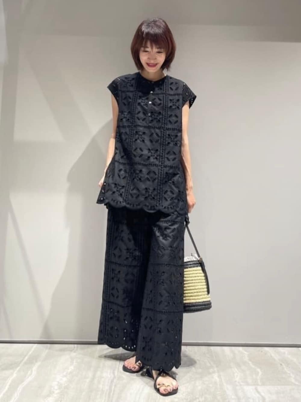 ブラック系のシャツ/ブラウス、ブラック系のその他パンツを着用したレディースの夏コーディネートの1枚目の写真