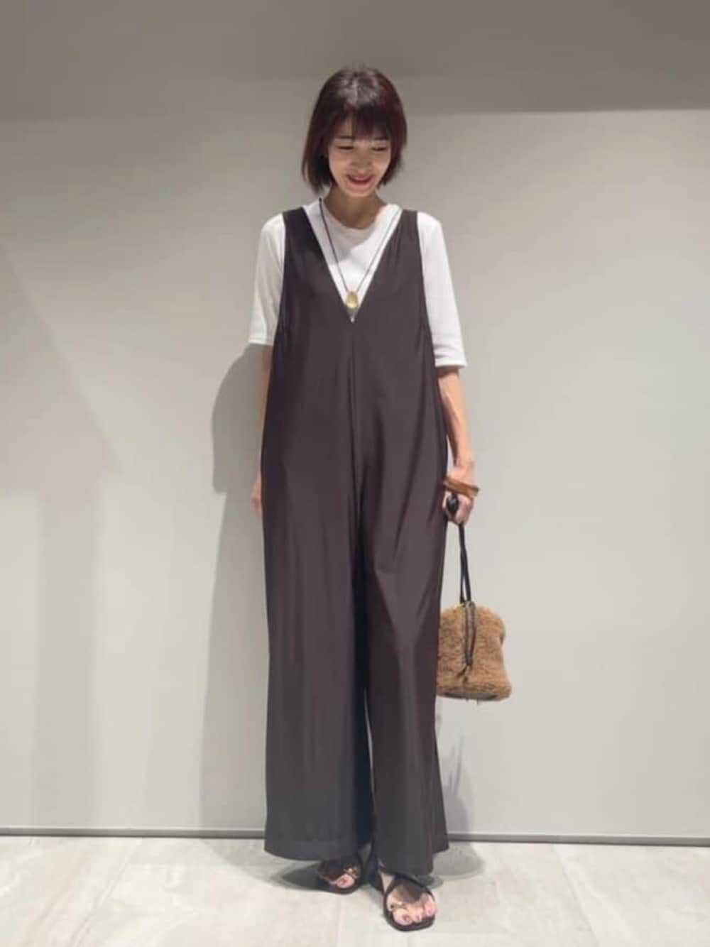 ブラウン系のつなぎ/オールインワン、ホワイト系のTシャツ/カットソー、ブラウン系のショルダーバッグを着用したレディースの夏コーディネートの1枚目の写真