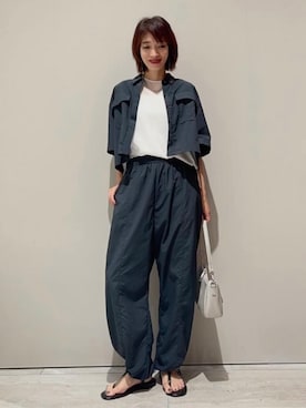 「qualite（カリテ）の【接触冷感・透湿・撥水・UVカット】ナイロンタスランパラシュートパンツ　セットアップ対応　夏服　春服　きれいめ　カーブパンツ（その他パンツ、グレー系）」を使った、MACHIさん（レディース・167cm）の春コーディネート