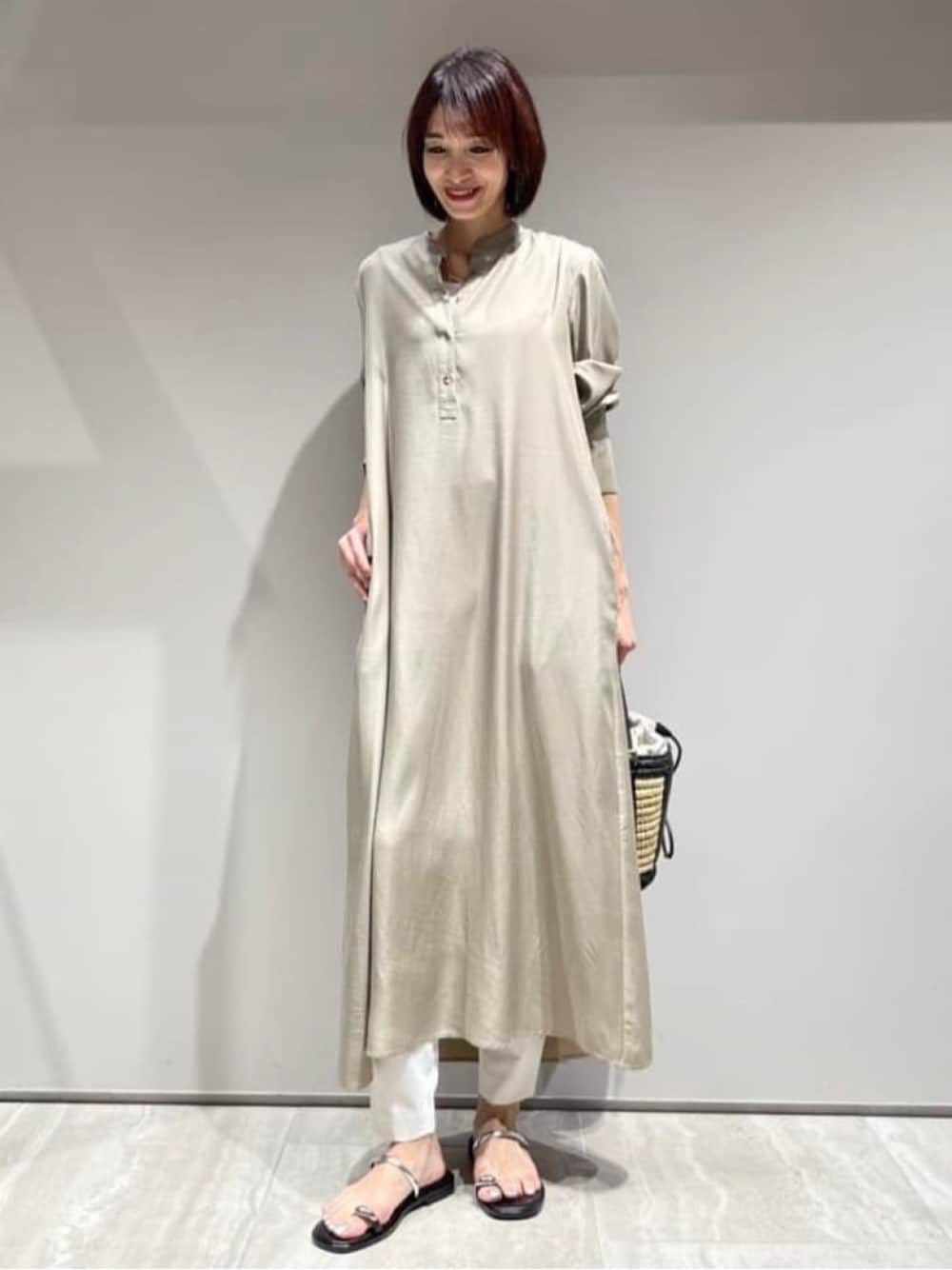 ベージュ系のワンピース、ホワイト系のタンクトップ、ホワイト系のその他パンツを着用したレディースの春コーディネートの1枚目の写真