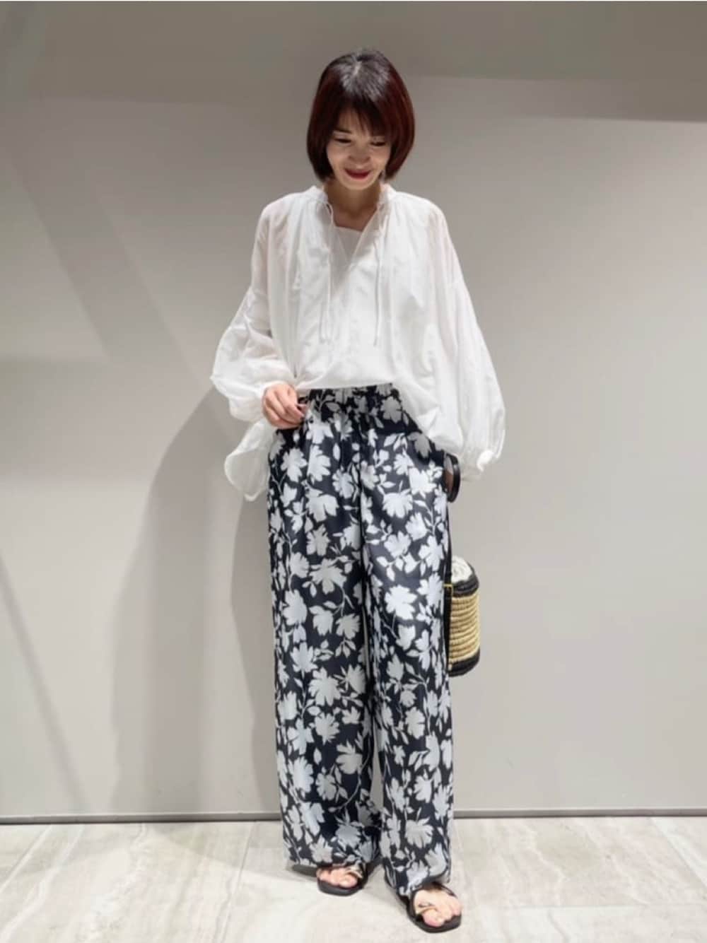 グレー系のその他パンツ、ホワイト系のシャツ/ブラウス、ホワイト系のタンクトップを着用したレディースの春コーディネートの1枚目の写真