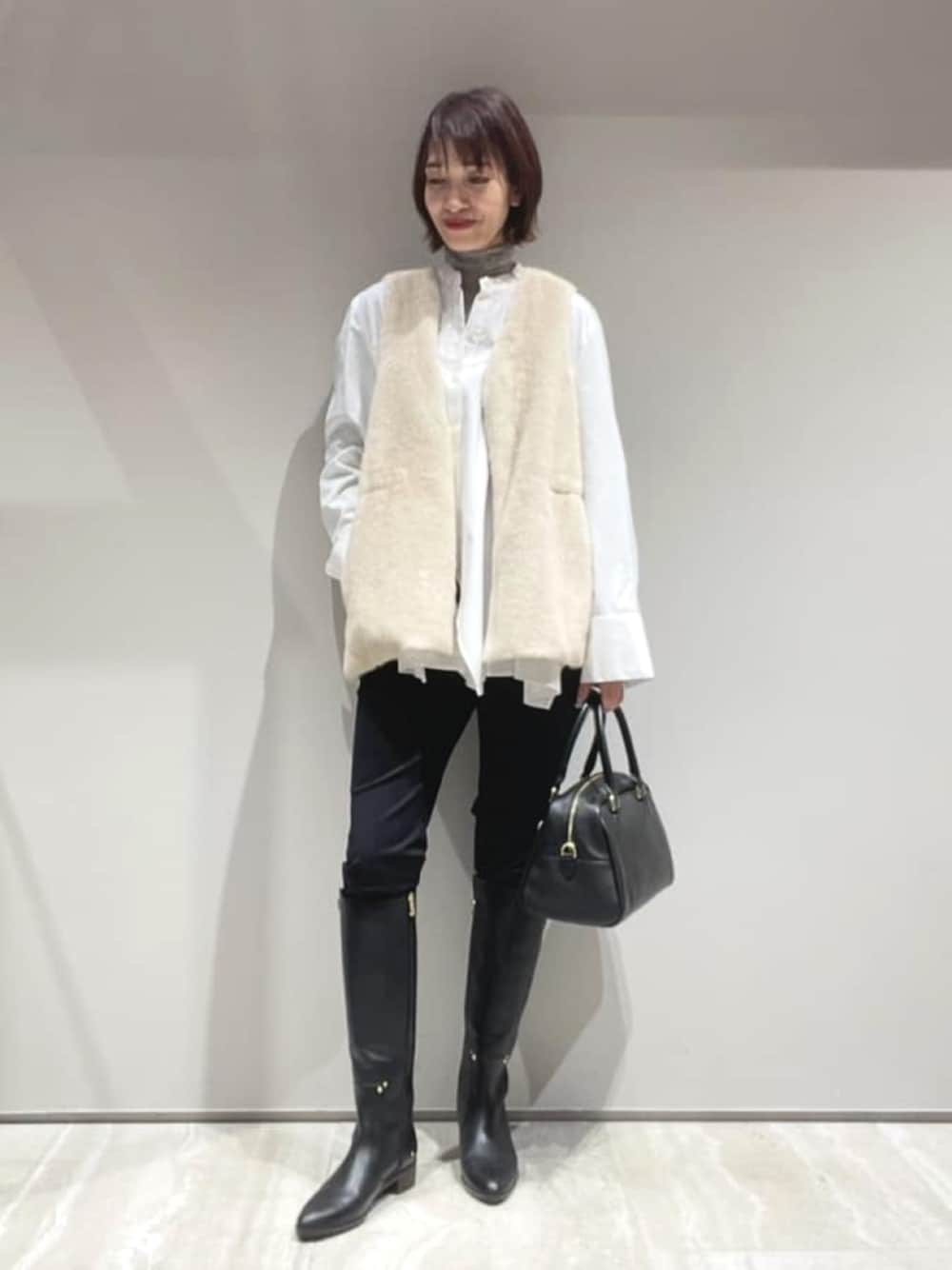 ブラック系のその他パンツ、グレー系のニット/セーター、ホワイト系のシャツ/ブラウスを着用したレディースの秋コーディネートの1枚目の写真