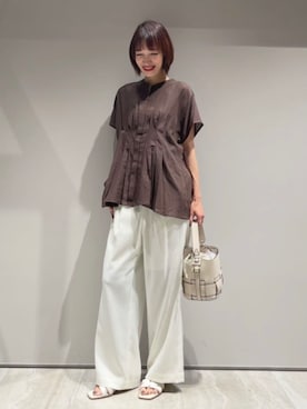 「qualite（カリテ）のウエストタックブラウス　夏服　オフィスカジュアル　きれいめ　羽織り（シャツ/ブラウス、ブラウン系）」を使った、MACHIさん（レディース・167cm）の夏コーディネート
