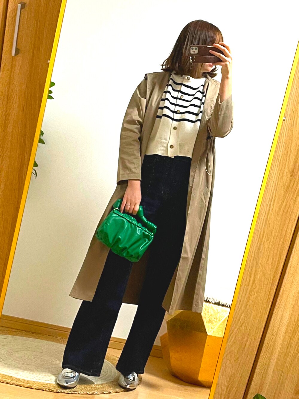 「パンツスタイル、シンプル、おしゃれさんと繋がりたい、デニム、グリーン、トレンチコート、ボーダー、春コーデ、シルバーシューズ、UNIQLO」｜「GRLのアイテム（ニット/セーター、ホワイト系）」を使った、HARUさん（レディース・162cm）の春コーディネートの1枚目の写真