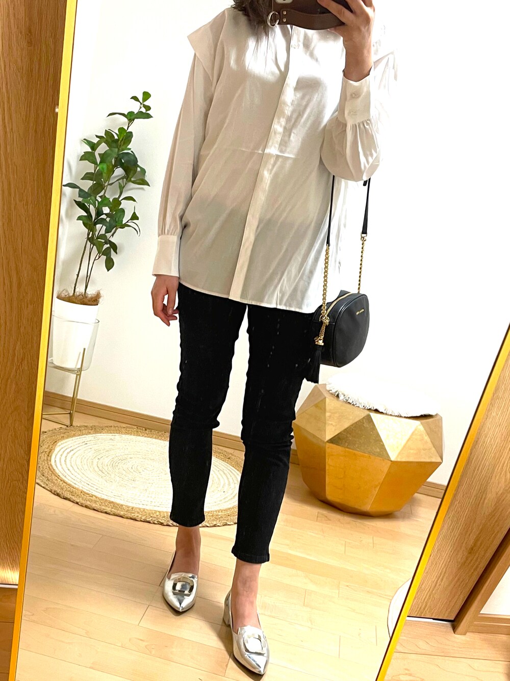 「カジュアル、ラクチンコーデ、春服、春コーデ、アズールバイマウジー(AZUL by moussy)、デニム、マイケルコース、シルバーシューズ、プチプラコーデ、ママコーデ」｜「KOBE LETTUCEのアイテム（デニムパンツ、ブラック系）」を使った、HARUさん（レディース・162cm）の春コーディネートの1枚目の写真