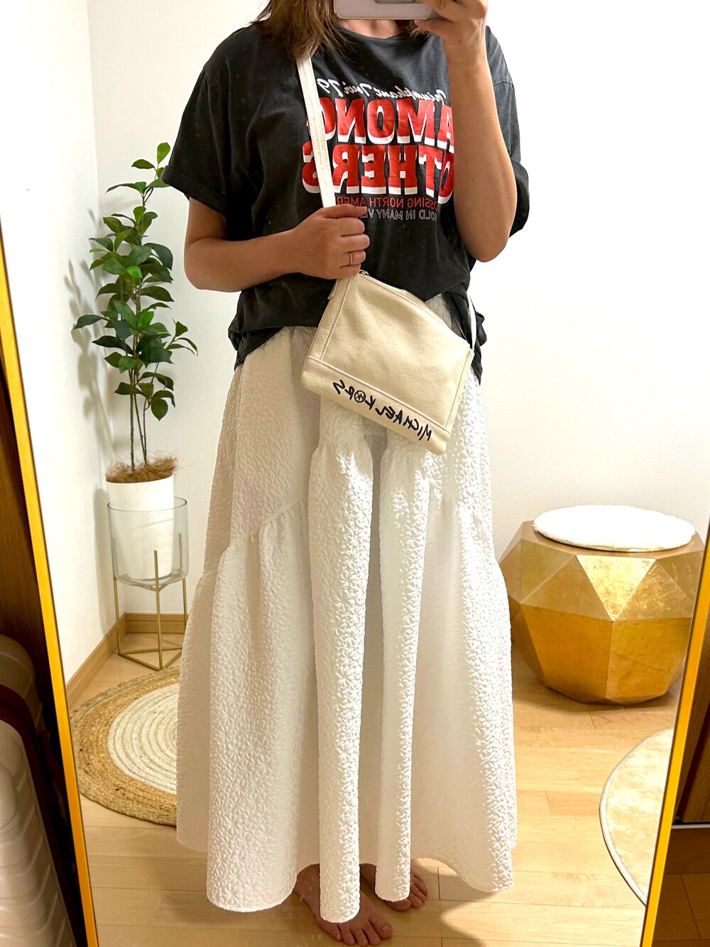 「カジュアルスタイル、休日コーデ、大人コーデ、ホワイト、スカート、Tシャツ、ショルダーバッグ、ラフ、ママコーデ、夏だ！Tシャツ着よう！」｜「Ungridのアイテム（Tシャツ/カットソー、グレー系）」を使った、HARUさん（レディース・162cm）の夏コーディネートの1枚目の写真