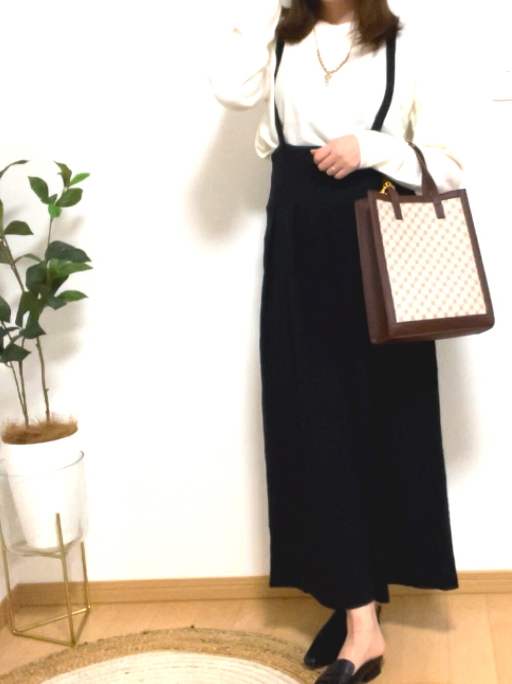 「大人カジュアル、春コーデ、オールインワン、UNIQLO、白ニット、バブーシュ、モノトーン、シンプルコーデ、春、PR」｜「Dasmeerのアイテム（オールインワン・サロペット、ブラック系）」を使った、HARUさん（レディース・162cm）の春コーディネートの1枚目の写真