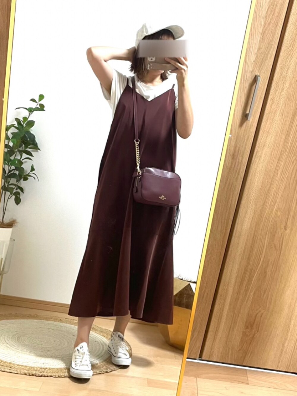 「GU、コンバース、COACH、マーメイドスカート、スニーカーコーデ、キャップ、ショルダーバッグ、休日スタイル、大人カジュアル、おしゃれさんと繋がりたい、ママコーデ」｜「COACHのアイテム（キャップ、ホワイト系）」を使った、HARUさん（レディース・162cm）の夏コーディネートの1枚目の写真